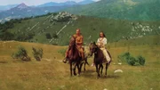 Old Shatterhand (Lex Barker, l.) und Winnetou (Pierre Brice, r.) wollen unbedingt alle Indianerst&auml;mme &uuml;berzeugen, Friedensverhandlungen aufzunehmen.