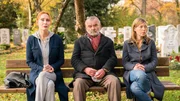 Vater Xaver (Branko Samarovski) besucht mit seinen T&ouml;chtern Mareike (Andrea Sawatzki, l.) und Felicitas (Jule B&ouml;we, r.) das Grab der Mutter.