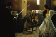 Kleines Fechtintermezzo zwischen Liebenden: Zorro (Antonio Banderas, l.) und Elena (Catherine Zeta-Jones, r.).