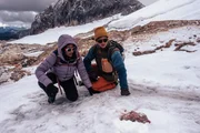 Auf dem Gletscher sto&szlig;en Jonas Becker (Tim Oliver Schultz, r.) und Marie Sonnleitner (Salka Weber, l.) auf einen grausamen Fund.