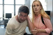 Gruppeninspektorin Penny Lanz (Lilian Klebow) hilft dem niedergeschlagenen Bezirksinspektor Klaus Lechner (Andreas Kiendl) nach dem Angriff von Pichler auf die Beine.