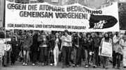 Friedensdemonstration in Bonn: Mehr als 300.000 Menschen z&auml;hlte die bis dahin gr&ouml;sste Friedensdemonstration in Deutschland im Hofgarten in Bonn.