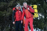 Bei der Suche nach den beiden vermissten Tischlern zeigen auch Michi (Robert Lohr, r.) und Rudi (Michael Pascher, l.) wieder vollen Einsatz. Bei der Suche nach den beiden vermissten Tischlern zeigen auch Michi (Robert Lohr, r.) und Rudi (Michael Pascher, l.) wieder vollen Einsatz.