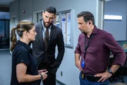 Missy Peregrym (Special Agent Maggie Bell), Zeeko Zaki (Special Agent Omar Adom 'OA' Zidan) und Jeremy Sisto (Assistant Special Agent in Charge Jubal Valentine) in einer Szene der Serie FBI. Das Team jagt einen Serienkiller, der junge, obdachlose M&auml;nner ins Visier nimmt.