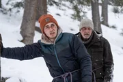 Verletzt und am Ende ihrer Kräfte versuchen Jakob (Riccardo Campione, l.) und seine Vater Stefan (Michael von Au, r.) einen Weg aus dem Wald zu finden. Verletzt und am Ende ihrer Kräfte versuchen Jakob (Riccardo Campione, l.) und seine Vater Stefan (Michael von Au, r.) einen Weg aus dem Wald zu finden.