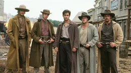 Jesse James (Colin Farrell, M.) mit den anderen Farmern, die sich ihren Besitz mit allen Mitteln zur&uuml;ckholen wollen.