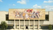 Das Bild zeigt das Nationalmuseum f&uuml;r Geschichte in Tirana, Albanien.