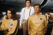 L-R: Holly Goodhead (Lois Chiles), Jaws (Richard Kiel) und James Bond (Roger Moore)