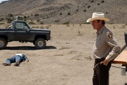 Sheriff Bell (Tommy Lee Jones, r.) findet mitten in der W&uuml;ste einen ganzen Haufen Leichen.