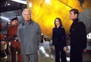 Der wahnsinnige Reeder Stromberg (Curd J&uuml;rgens, Mitte) geht James Bond (Roger Moore, re.) und Agentin Amasova (Barbara Bach) schlie&szlig;lich doch ins Netz.