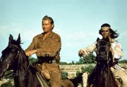 Seite an Seite jagen die Blutsbr&uuml;der Winnetou (Pierre Brice, rechts) und Old Shatterhand (Lex Barker) eine Verbrecherbande.
