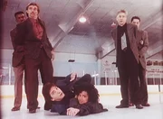 Jack (Scott Baio, Mitte l.) und Amanda (Victoria Rowell, Mitte r.) werden auf der Eisbahn von Verbrechern gejagt.