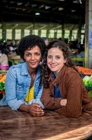 Beste Freundinnen: Filipa (Anja Knauer, re.) und Emi (Dennenesch Zoud&eacute;).