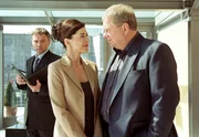 Dr. Kerner (Bernhard Schir, li.) und seine PR-Agentin Nora Hansen (Anja Kruse) haben Dr. Sommerfeld (Rainer Hunold) dazu &uuml;berredet, als Berater f&uuml;r ihren Pharmakonzern zu arbeiten.