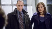 Eine Frau wurde in ihrer Wohnung vergewaltigt und ihre Lebenspartnerin brutal zusammengeschlagen. Detective Elliot Stabler und Detective Olivia Benson untersuchen den Tatort nach Spuren.