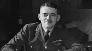 Dieses Bild zeigt Sir Frank Whittle, den wegweisenden englischen Luftfahrtingenieur und Offizier der Royal Air Force, der das Strahltriebwerk erfunden hat.