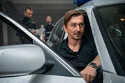 Die Kommissar stellen einen dritten Mann auf der Flucht, der sich als Bent Brenner (Till Wonka), BKA Berlin, zu erkennen gibt. Er behauptet, einen Deal mit Wachstumshormonen aufdecken zu wollen.