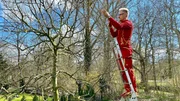Toni Neumann, Gärtner und Gartenpfleger, beim Obstbaumschnitt in einem Garten in Wismar. Toni Neumann, Gärtner und Gartenpfleger, beim Obstbaumschnitt in einem Garten in Wismar.