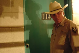 Sheriff Bell (Tommy Lee Jones) wird mit einer brutalen Mordserie konfrontiert.