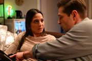 Charlotte "Charlie" (Shaolyn Fernandez) ist fassungslos, mit welchen Mitteln Deniz (Igor Dolgatschew) sie versucht zu sch&uuml;tzen.