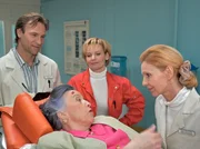Christel Petry (Regine Lutz, liegend) wird nach einem Sturz mit einer komplizierten Armfraktur in die Sachsenklinik eingeliefert. Christel Petry wird von Dr. Stein (Bernhard Bettermann, li.) und Dr. Globisch (Andrea Kathrin Loewig, 2.v.li.) aufgenommen und kennt Oberschwester Ingrid (Jutta Kammann, re.)