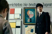 Kurt (Cai Cohrs) in der Ausstellung &bdquo;Entartete Kunst&ldquo; mit Ausstellungsf&uuml;hrer Heiner Kerstens (Lars Eidinger)
