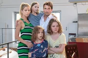 Kristina (Alice Prosser, re.), Judy (Isabel Steszgal, Mitte) und Benni (Felix Staudigl, vorne) m&ouml;chten bei Clemens Hoffmann (Oliver Mommsen) und seiner Freundin Susa (Hilde Dalik) leben.