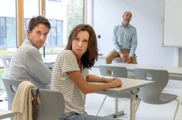 In der Schule gibt es &Auml;rger: Marion (Doris Schretzmayer, re.) und Clemens (Oliver Mommsen, li.) beim Schuldirektor (Florian Troebinger).