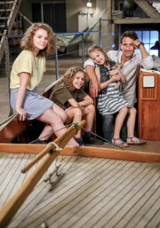 Clemens Hoffmann (Oliver Mommsen, hinten) ist nun der Papa von Kristina (Alice Prosser, li.), Benni (Felix Staudigl) und Judy (Isabel Steszgal).