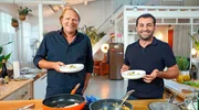 Bj&ouml;rn Freitag (l) pr&auml;sentiert gemeinsam mit seinem langj&auml;hrigen Freund und Kollegen Ali G&uuml;ng&ouml;rm&uuml;s Lieblingsrezepte aus der Heimat. Daf&uuml;r vereinen die beiden Spitzenk&ouml;che das Beste aus zwei Genusswelten und kreieren daraus eine K&uuml;che, die Deutschland und die T&uuml;rkei gleicherma&szlig;en repr&auml;sentiert.