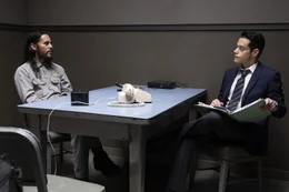 Jim Baxter (Rami Malek, r.) verh&ouml;rt Albert Sparma (Jared Leto), den er als Serienkiller &uuml;berf&uuml;hren will.