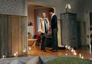 Moritz (Daniel Fünffrock, r.) führt Theresa (Ines Lutz, l.) ins Schlafzimmer, um ihr seine Überraschung zu zeigen. Moritz (Daniel Fünffrock, r.) führt Theresa (Ines Lutz, l.) ins Schlafzimmer, um ihr seine Überraschung zu zeigen.