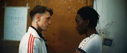 Zwischen Preston (George MacKay, l.) und Jules (Nathan Stewart-Jarrett, r.) entsteht eine verh&auml;ngnisvolle Liebesbeziehung.