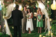 Von links: Mike Delfino (James Denton), Susan Mayer (Teri Hatcher) und Julie Mayer (Andrea Bowen).