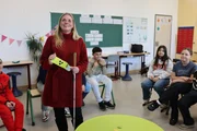 Mandy Kugel ist blind. In Schulklassen klärt sie auf und berichtet von ihrem Alltag ohne Augenlicht. Mandy Kugel ist blind. In Schulklassen klärt sie auf und berichtet von ihrem Alltag ohne Augenlicht.