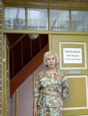 Agnes Kraus als Tierarztwitwe Alma Krause