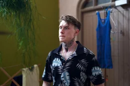 Der nicht geoutete Preston (George MacKay) entwickelt ernste Gef&uuml;hle f&uuml;r Jules.