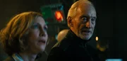 Dr. Emma Russell (Vera Farmiga, l.); Alan Jonah (Charles Dance, r.)