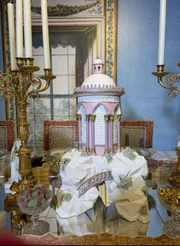 Diese Tafel wurde von Kunsthistoriker Samuel Wittwer wie anno 1830 eingedeckt - mit Desserts und KPM-Porzellan