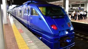 Ein Expresszug in Hakata Station - neben den Shinkansen Hochgeschwindigkeitszügen gibt es ein großes ganz Japan umspannendes Netz von Eisenbahnen in der Spurweite 1067 Millimeter. Ein Expresszug in Hakata Station - neben den Shinkansen Hochgeschwindigkeitszügen gibt es ein großes ganz Japan umspannendes Netz von Eisenbahnen in der Spurweite 1067 Millimeter.