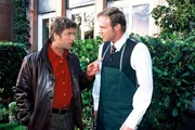 Jupp (Uwe Fellensiek, l.) und Falk (Dirk Martens, r.) tauschen ihre Informationen aus. Falk ist immer noch "undercover" bei den Tourelles t&auml;tig.