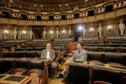 Leopold Altenburg mit Historiker Karl Vocelka im Historischen Sitzungssaal des Parlaments in ServusTV's "Heimatleuchten - Der Kaiser und die Erotik der Mehlspeise" in Wien, Oesterreich.