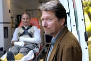 Nach &uuml;berstandenem Zwist k&ouml;nnen Peter (Michael Fitz, re.) und der "schwer verletzte" Siggi (Michael Lott) &uuml;ber ihren Streit nur noch schmunzeln.