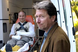 Nach &uuml;berstandenem Zwist k&ouml;nnen Peter (Michael Fitz, re.) und der "schwer verletzte" Siggi (Michael Lott) &uuml;ber ihren Streit nur noch schmunzeln.