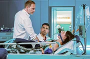 Dr. Kai Hoffmann (Julian Weigend, li.) und Dr. Ilay Demir (Tan Caglar, mi.) machen sich Sorgen um Maria Weber (Annett Renneberg). Sie ist bei einem gemeinsamen Ausflug mit Kai gest&uuml;rzt.