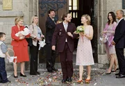 Die Hochzeitsgesellschaft: Dominik (Leo Natalis), Ursula Sandrock (Rosel Zech), zwei Freunde, Leni (Anna Loos) als gl&uuml;ckliche Braut mit ihrem Mann Hagen Frey (Thomas Schmauser) und Elisabeth Vogel (Katharina M&uuml;ller-Elmau) mit Manfred Z&ouml;rnig (Heiner Lauterbach).