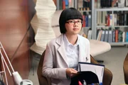 Weil House und Foreman auf den Ausgang der Verhandlungen wetten, wird Park (Charlyne Yi) bei dem Gespräch mit dem Vorstand emotional ... Weil House und Foreman auf den Ausgang der Verhandlungen wetten, wird Park (Charlyne Yi) bei dem Gespräch mit dem Vorstand emotional ...