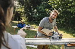 Sie ist der Boss! Katharina (Henriette Richter-R&ouml;hl, li.) macht dem Schreinermeister Mike (Jochen Matschke) Ansagen, was zu tun ist.