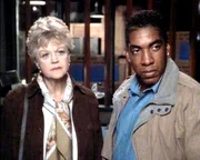 Jessica (Angela Lansbury) unterstützt Sergeant Victor Lofton (Stan Shaw) bei den Ermittlungen. Jessica (Angela Lansbury) unterstützt Sergeant Victor Lofton (Stan Shaw) bei den Ermittlungen.