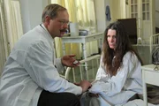 Die Serie "Alois Alzheimer - Verloren im Vergessen" erzählt neben der Biografie Alois Alzheimers nicht nur ein wichtiges Kapitel Medizingeschichte, sondern spannt den Bogen bis in die Forschungen der Gegenwart. Hier: Dr. Alzheimer untersucht Auguste Deter. Die Serie "Alois Alzheimer - Verloren im Vergessen" erzählt neben der Biografie Alois Alzheimers nicht nur ein wichtiges Kapitel Medizingeschichte, sondern spannt den Bogen bis in die Forschungen der Gegenwart. Hier: Dr. Alzheimer untersucht Auguste Deter.